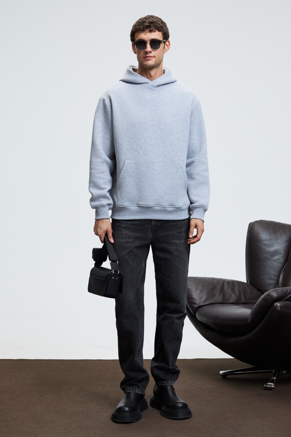 Grimelange AMOS Erkek Yumuşak Kumaşlı 3 İplik Oversize Kapüşonlu Kanguru Cepli Siyah Sweatshirt görsel 2