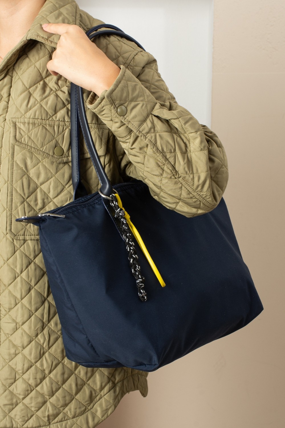 POLOGRAND London Orijinal Geniş Hacimli Su Geçirmez Paraşüt Kumaş Shopper Trend ve Şık Büyük Boy Omuz ve Kol Çantası görsel 6