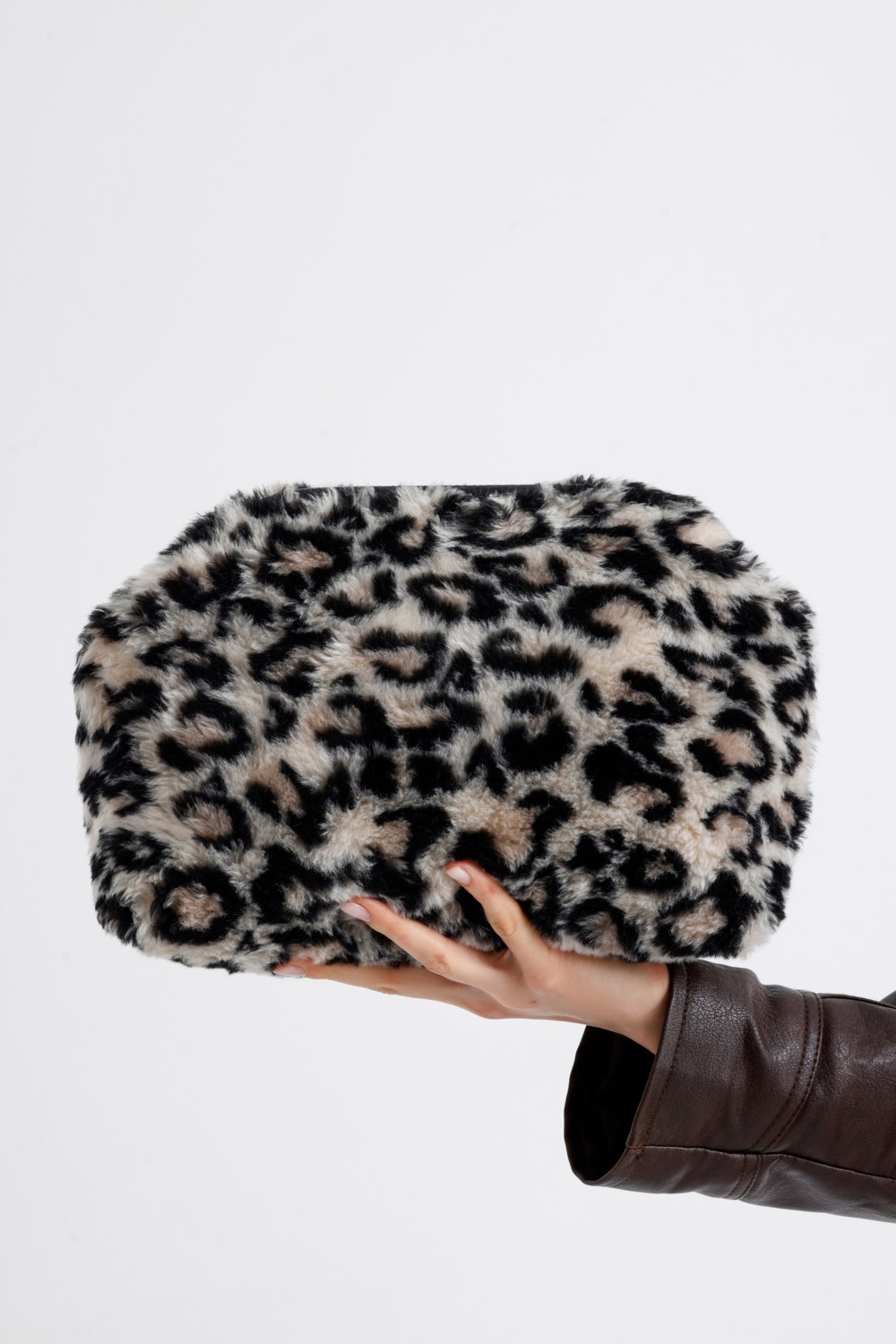 Heybes Kadın Kahverengi Leopar Desenli Peluş Clutch El Çantası Şık Görünüm ve Modern Tasarım 32x21x11 cm