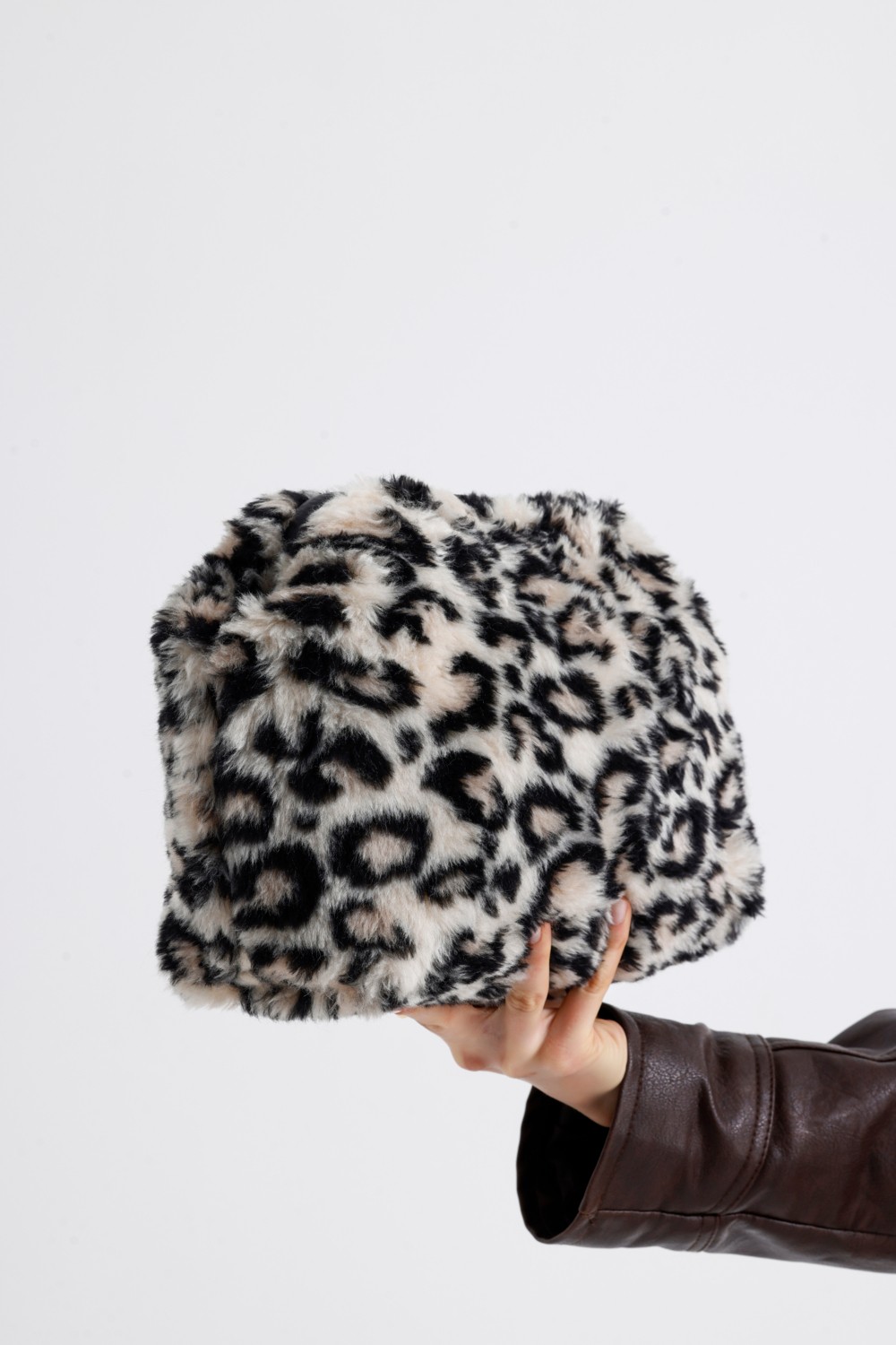 Heybes Kadın Kahverengi Leopar Desenli Peluş Clutch El Çantası Şık Görünüm ve Modern Tasarım 32x21x11 cm görsel 2