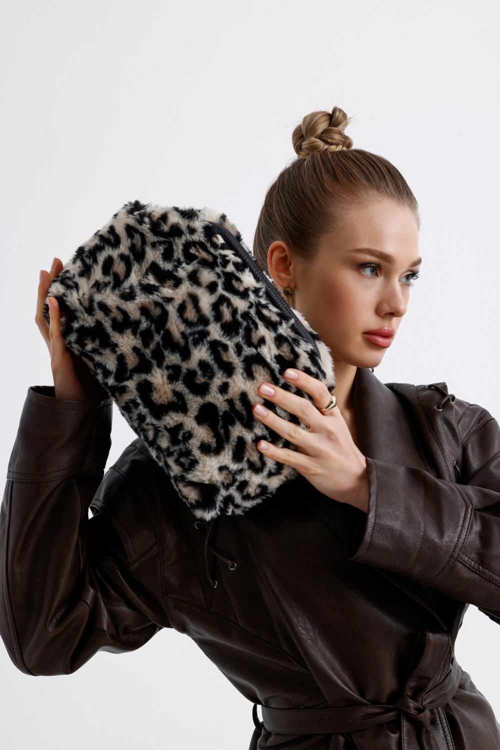 Heybes Kadın Kahverengi Leopar Desenli Peluş Clutch El Çantası Şık Görünüm ve Modern Tasarım 32x21x11 cm görsel 4