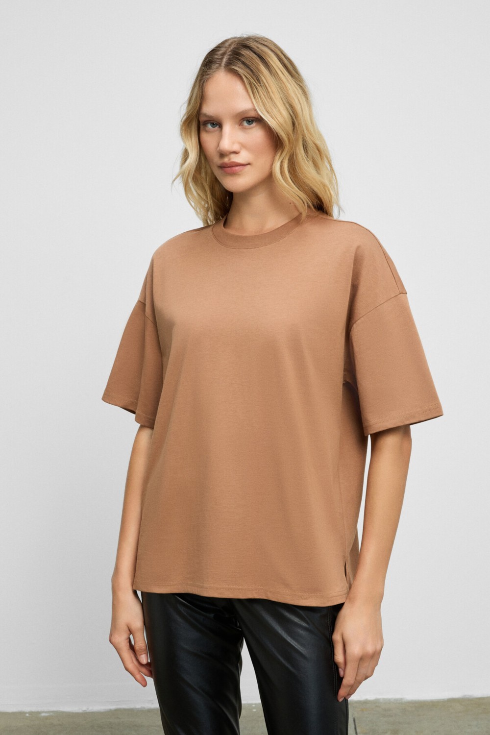 Grimelange Jemmy Kadın %100 Organik Pamuk Relaxed Fit Yırtmaçlı Yuvarlak Yakalı Beyaz T-shirt