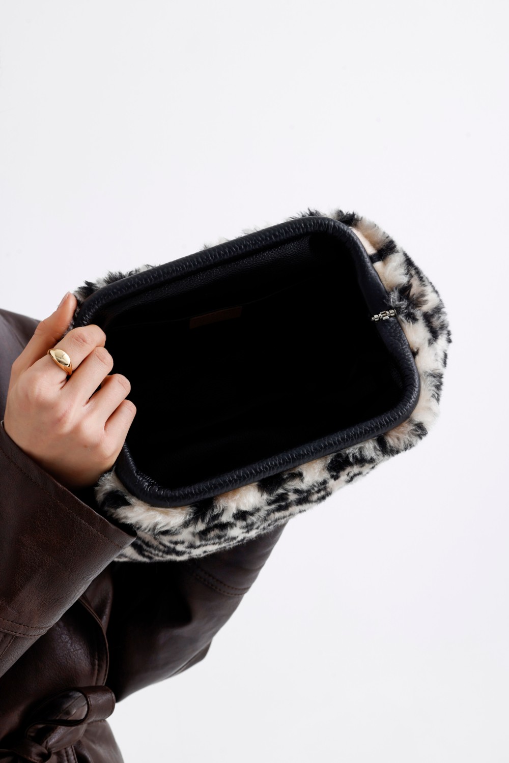Heybes Kadın Kahverengi Leopar Desenli Peluş Clutch El Çantası Şık Görünüm ve Modern Tasarım 32x21x11 cm görsel 6