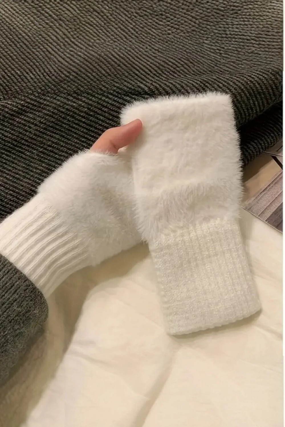 Hitit Socks Kadın 1 Çift Kışlık Parmaksız Termal Esnek Polarlı Peluş Eldiven Beyaz