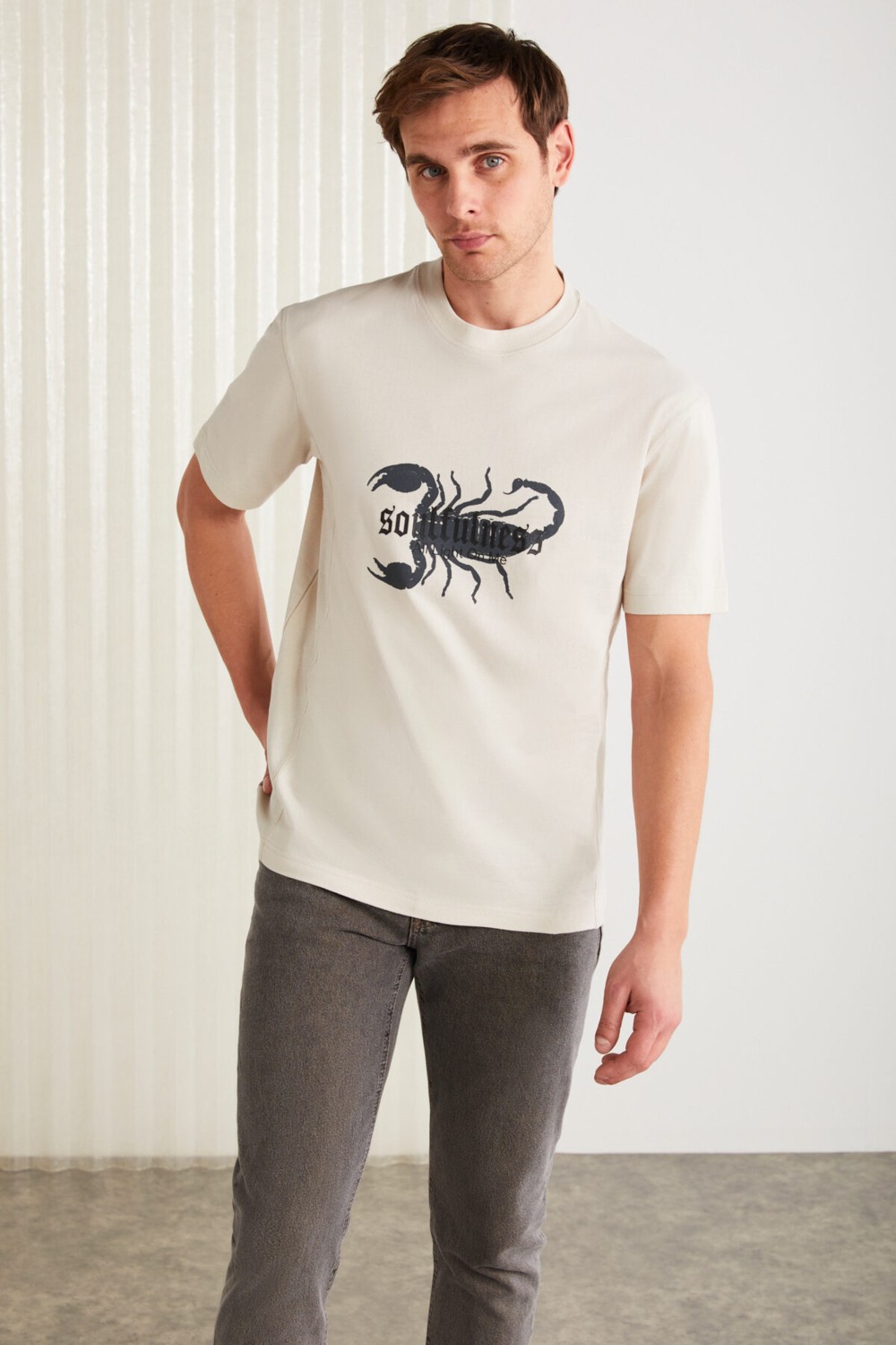 Grimelange KURT Erkek %100 Pamuklu Akrep Baskılı Kısa Kollu Taş Rengi T-Shirt