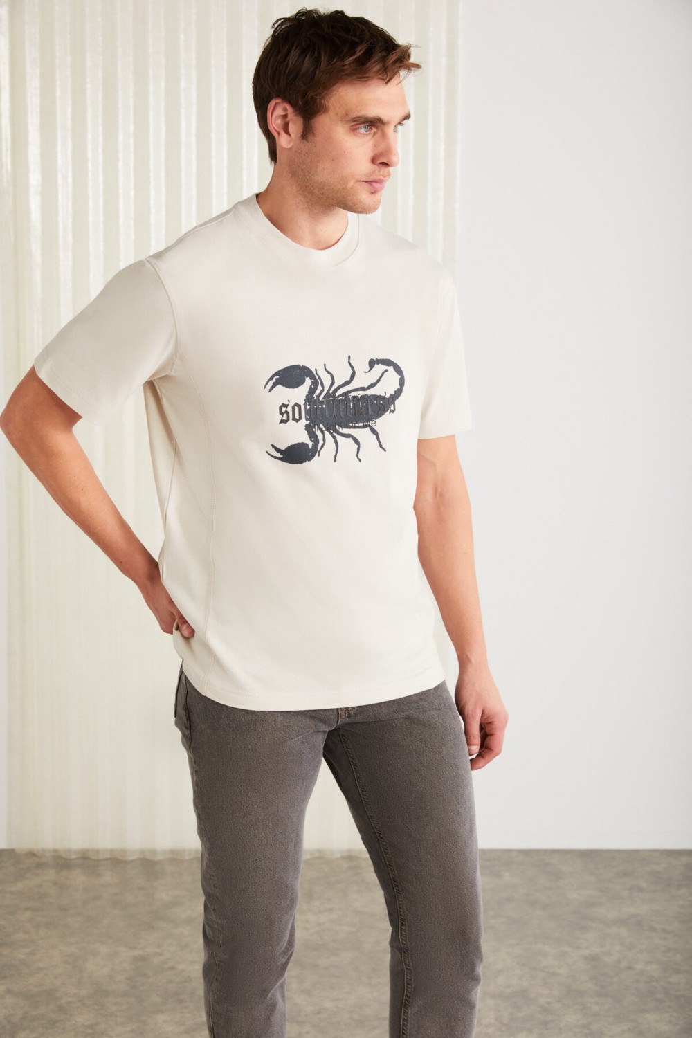 Grimelange KURT Erkek %100 Pamuklu Akrep Baskılı Kısa Kollu Taş Rengi T-Shirt görsel 3