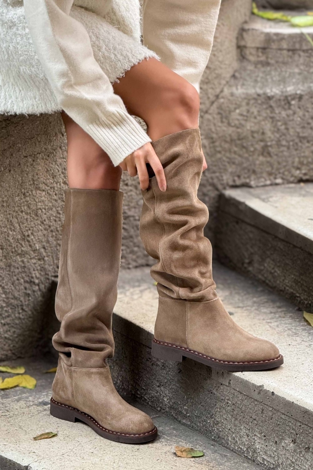 Nişantaşı Shoes Yoko Rome Bej Süet Hakiki Deri Yuvarlak Burun Kadın Düz Taban Çizme