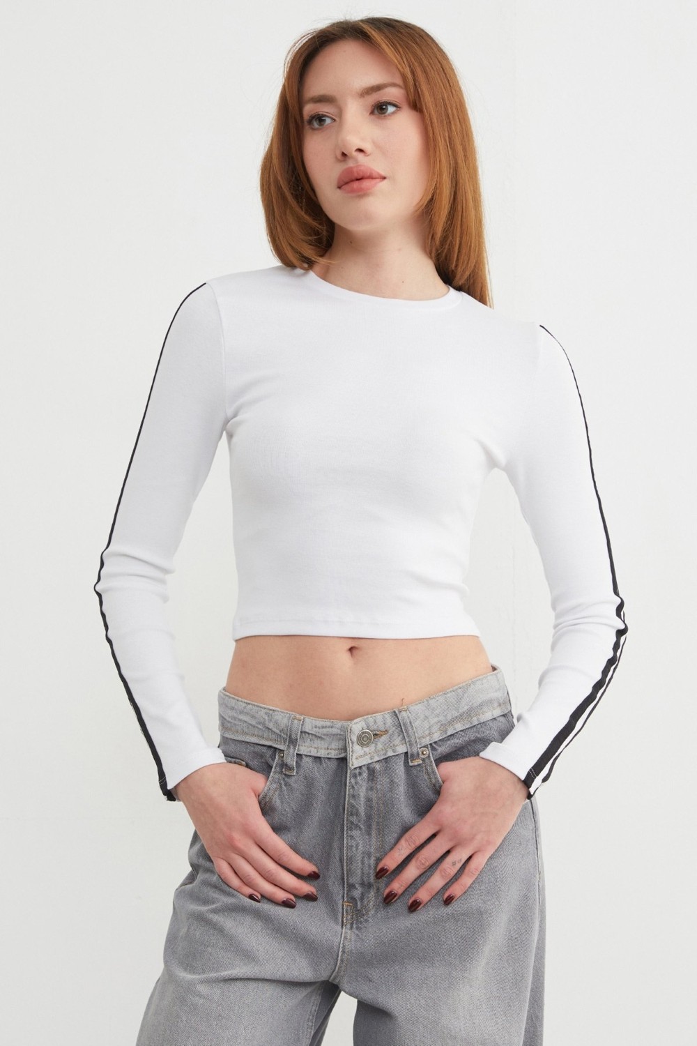 FullaModa Bisiklet Yaka Kolları Biye Detaylı Crop Body görsel 3