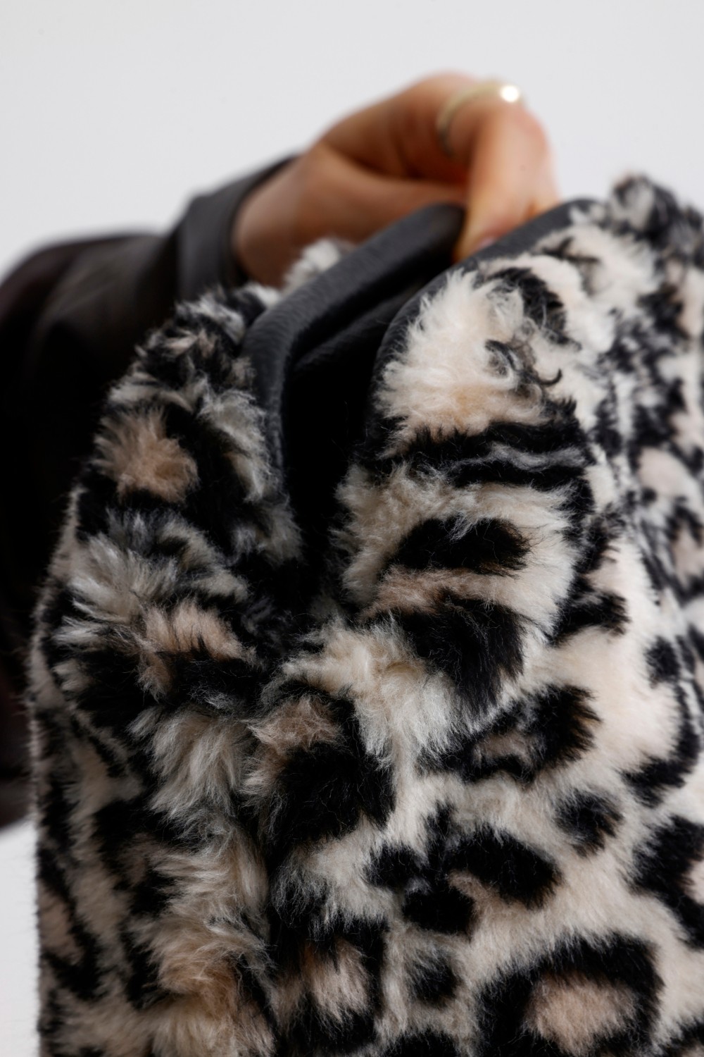 Heybes Kadın Kahverengi Leopar Desenli Peluş Clutch El Çantası Şık Görünüm ve Modern Tasarım 32x21x11 cm görsel 8