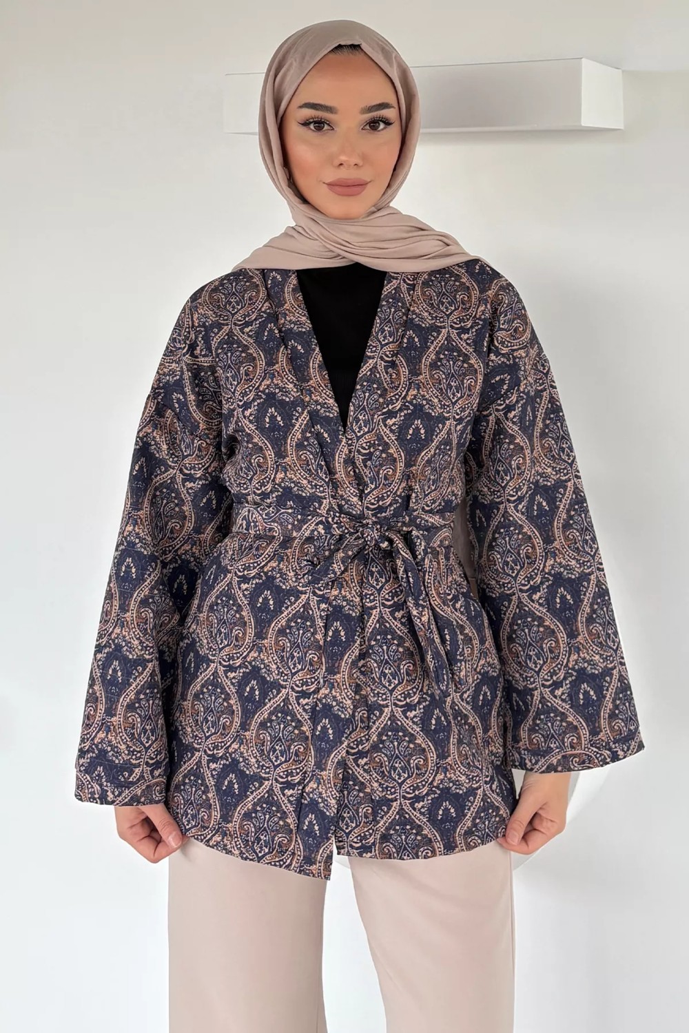 Julude Kuşaklı Etnik Desen Kapitoneli Tesettür Ceket P-00018948 görsel 5