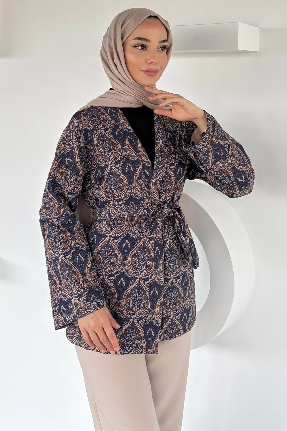 Julude Kuşaklı Etnik Desen Kapitoneli Tesettür Ceket P-00018948 görsel 6