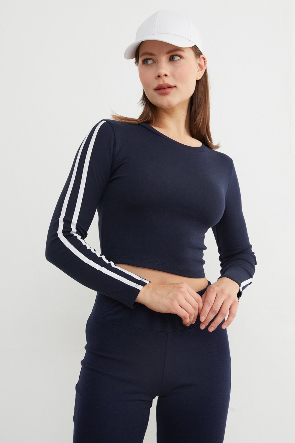 FullaModa Bisiklet Yaka Kolları Biye Detaylı Crop Body görsel 8