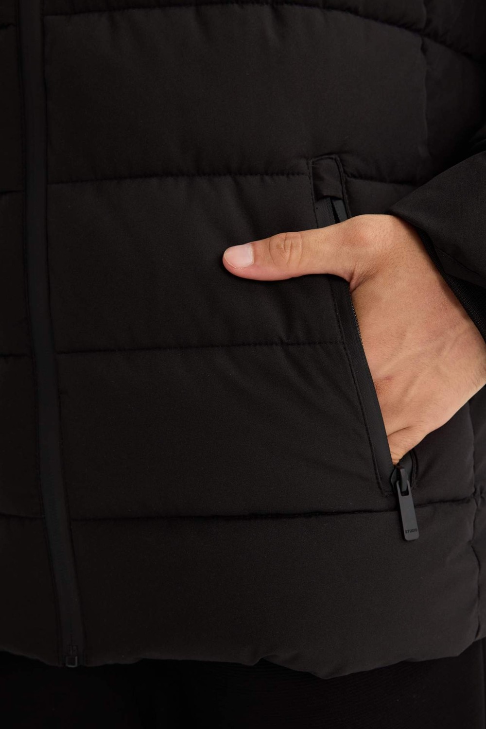 DeFacto Sıcak Tutan Su İtici Slim Fit Dar Kesim Astarlı Kapüşonlu Fermuarlı Cepli Dolgulu Mont R0216AZ25AU görsel 6