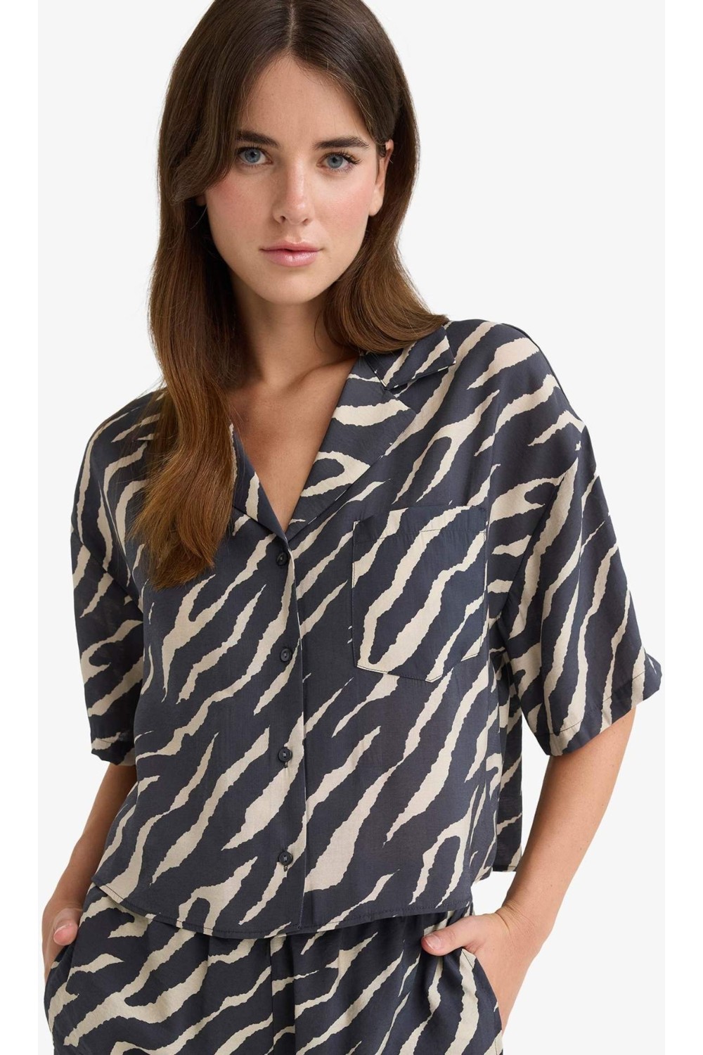 DeFacto Loose Fit Leopar Desenli Modal Kısa Kollu Gömlek F0879AX25SM görsel 2