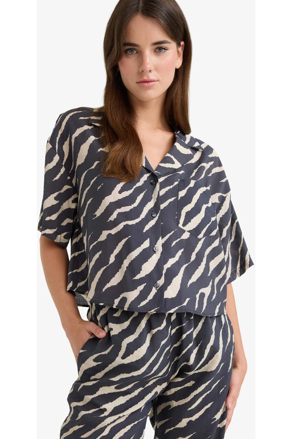 DeFacto Loose Fit Leopar Desenli Modal Kısa Kollu Gömlek F0879AX25SM görsel 4