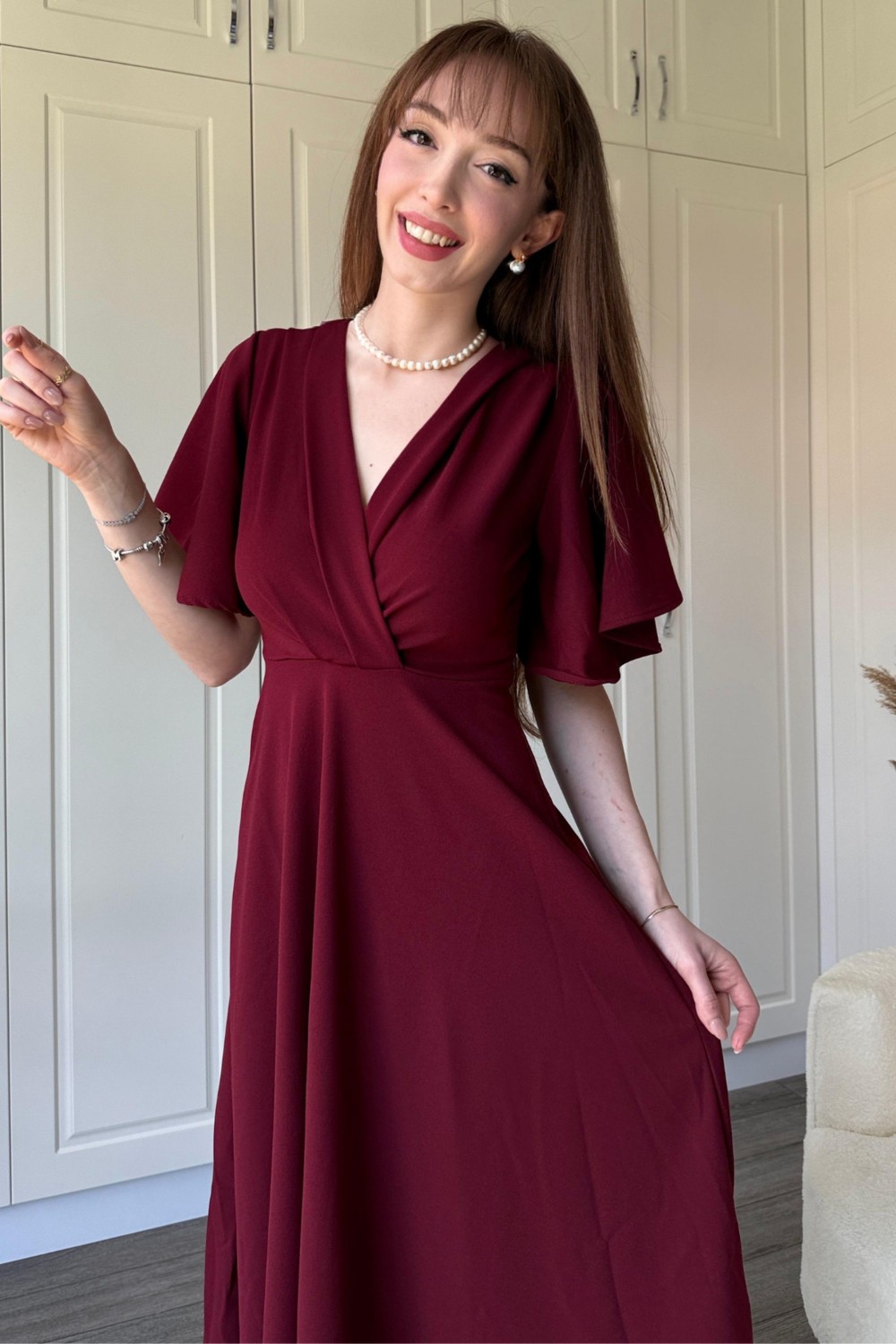 Dilay Gökoğlu Butik Kruvaze Yaka Kolları Volanlı Midi Bordo Elbise