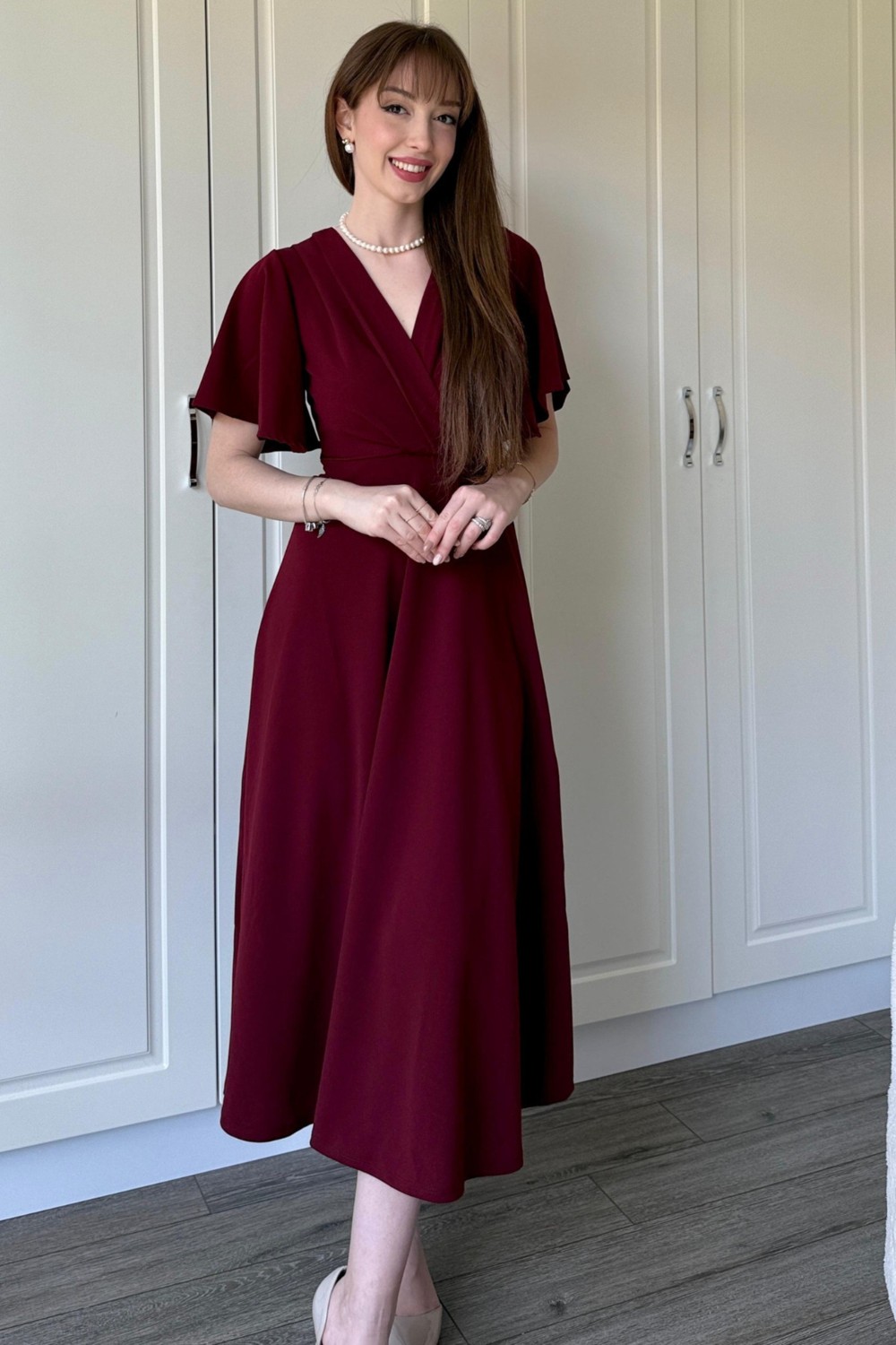 Dilay Gökoğlu Butik Kruvaze Yaka Kolları Volanlı Midi Bordo Elbise görsel 4