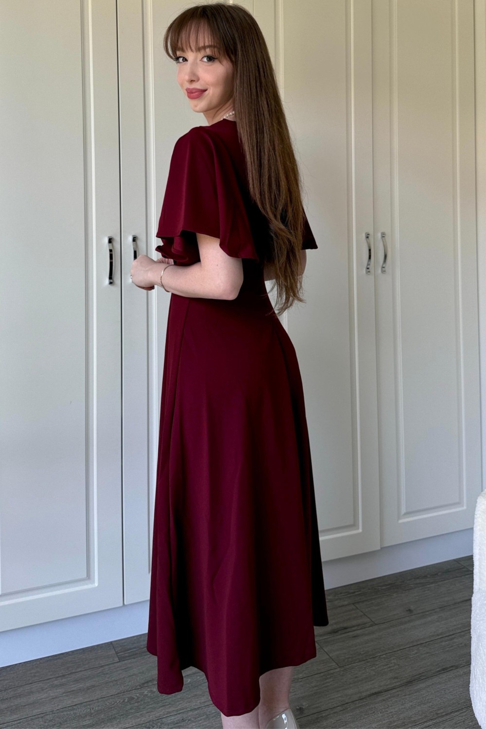 Dilay Gökoğlu Butik Kruvaze Yaka Kolları Volanlı Midi Bordo Elbise görsel 5