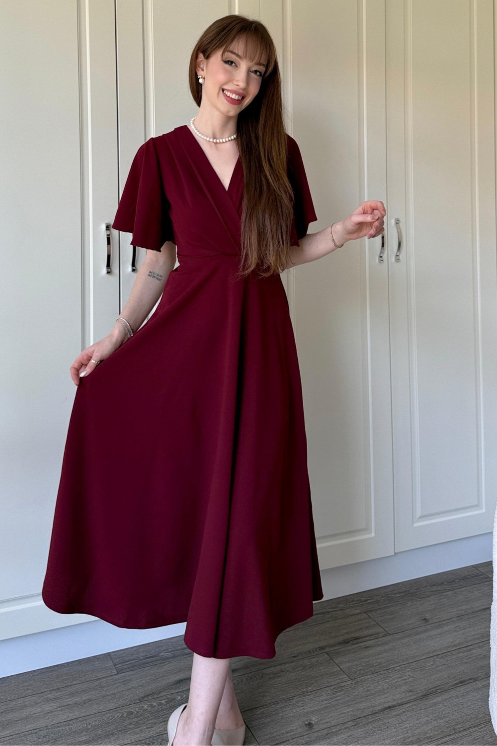 Dilay Gökoğlu Butik Kruvaze Yaka Kolları Volanlı Midi Bordo Elbise görsel 6