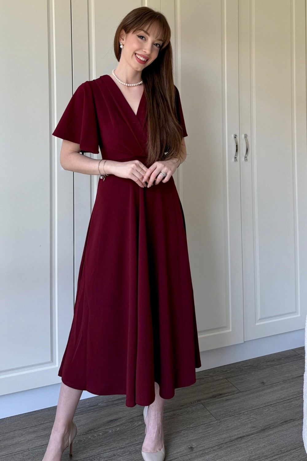 Dilay Gökoğlu Butik Kruvaze Yaka Kolları Volanlı Midi Bordo Elbise görsel 8