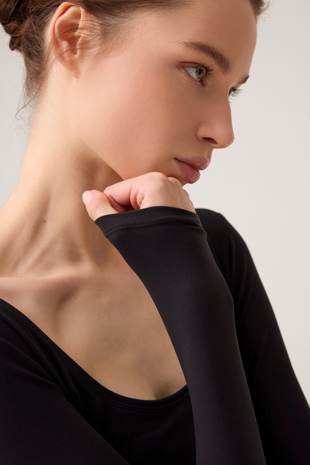 Los Ojos x Ece Siyah Uzun Kollu U Yaka Spor Bluz Scoop Neck Top görsel 5