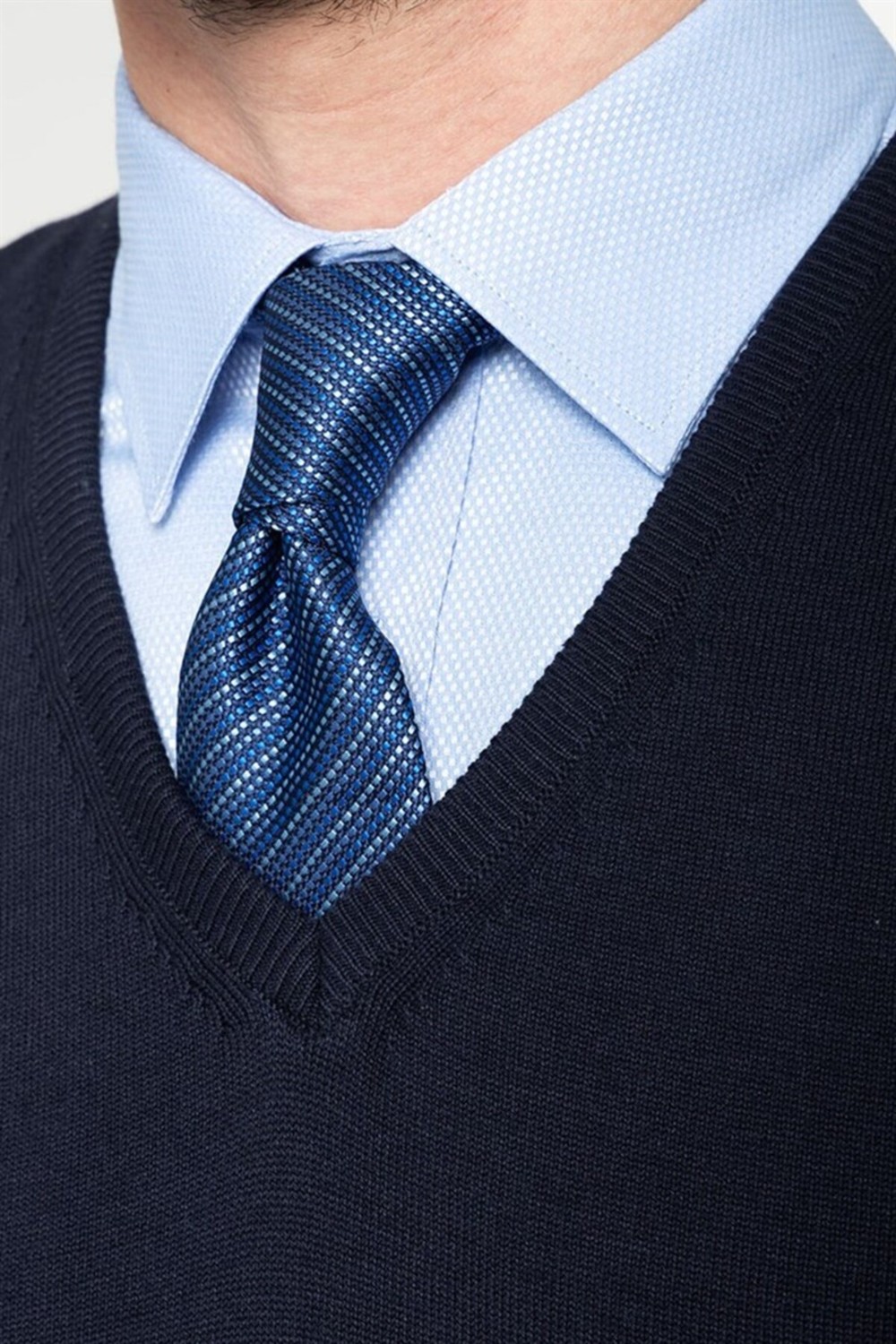 Tudors Erkek Slim Fit V Yaka Kendinden Desenli Siyah Süveter görsel 3