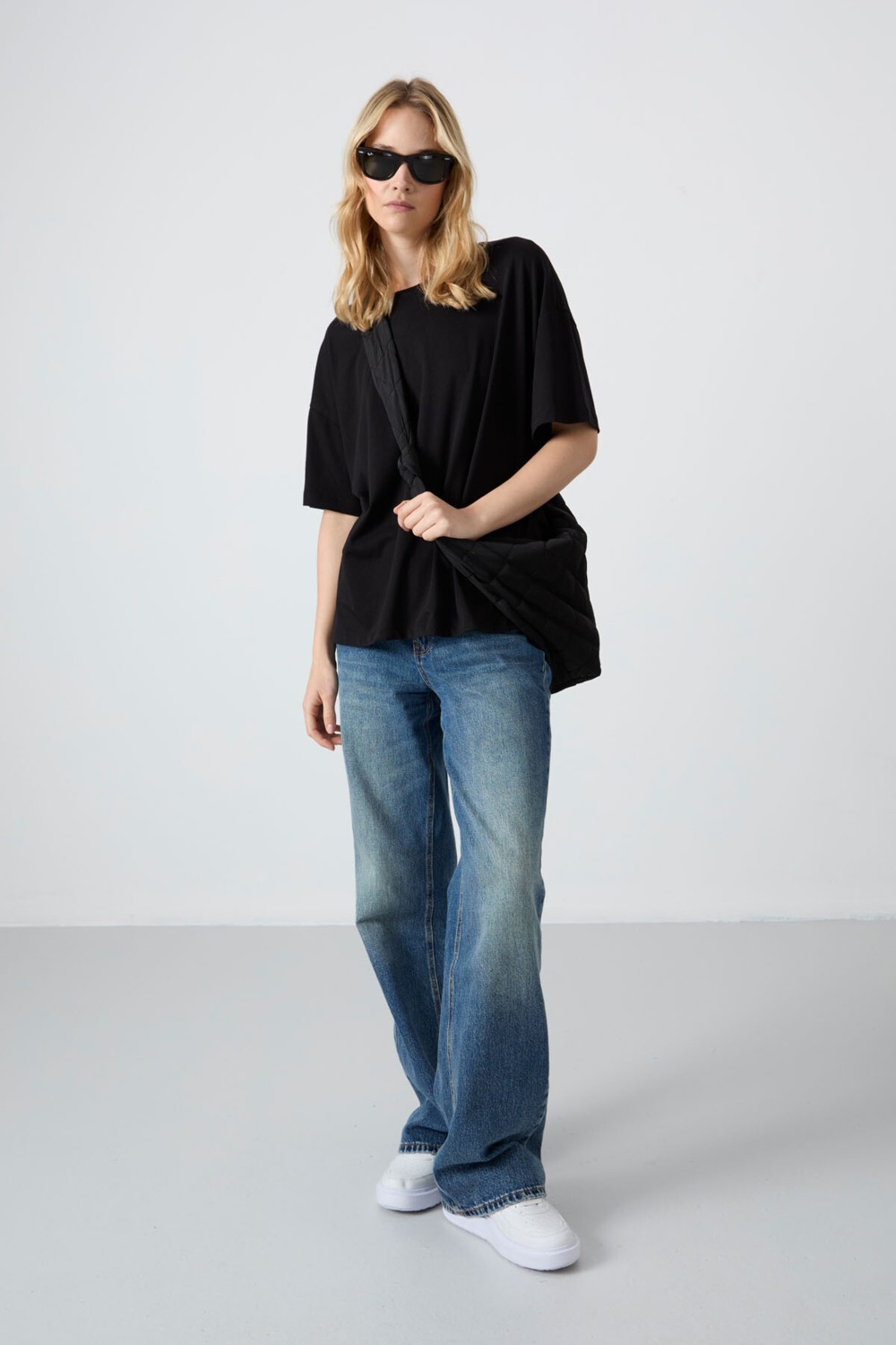 Tommy Life Siyah Penye Modal Yumuşak Tuşeli Oversize Fit Basic Kadın T-Shirt- 97285