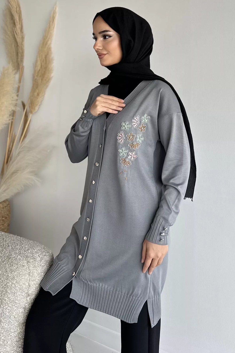 Julude Ön Düğmeli V Yaka Nakışlı Tesettür Triko Hırka P-00019049 görsel 2