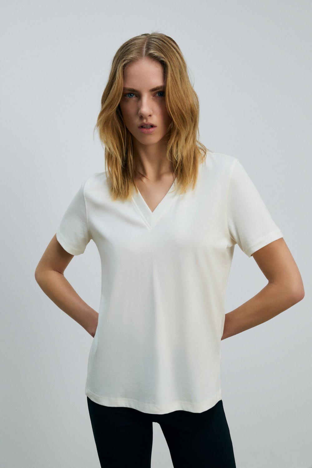 Grimelange Alıne Kadın %100 Organik Pamuk Derin V Yakalı Comfort Fit Siyah T-shirt
