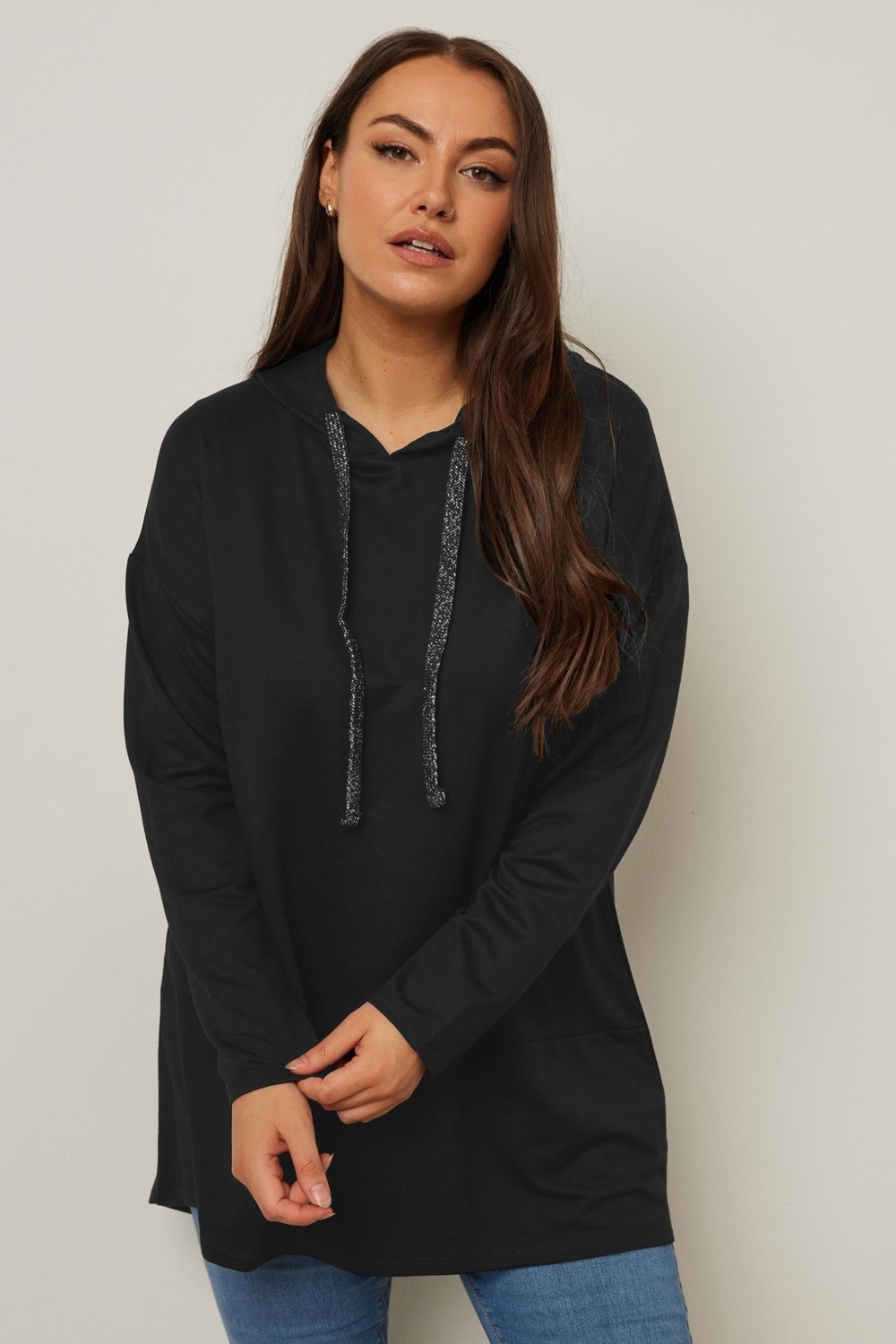 Büyük Beden Kapüşonlu Uzun Kollu Siyah Sweatshirt Kadın Asimetrik Kesim Ekstra Rahat