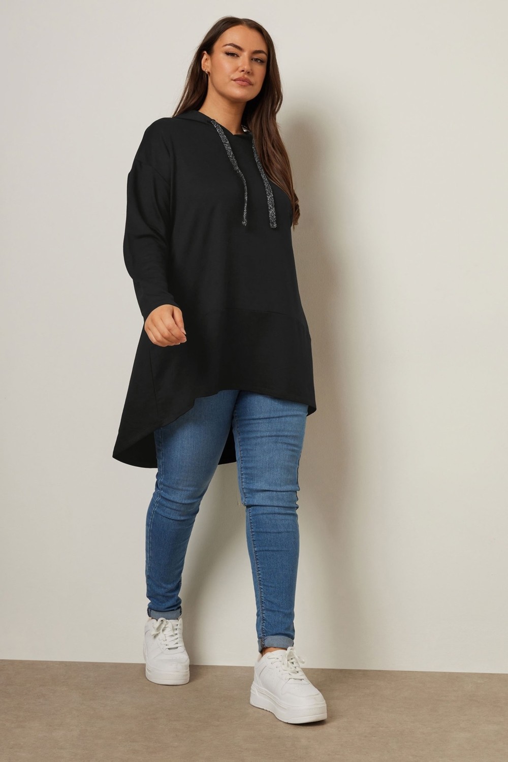 Büyük Beden Kapüşonlu Uzun Kollu Siyah Sweatshirt Kadın Asimetrik Kesim Ekstra Rahat görsel 2