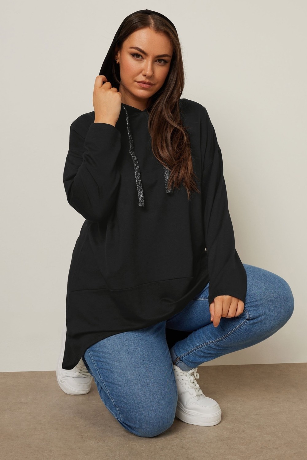 Büyük Beden Kapüşonlu Uzun Kollu Siyah Sweatshirt Kadın Asimetrik Kesim Ekstra Rahat görsel 4