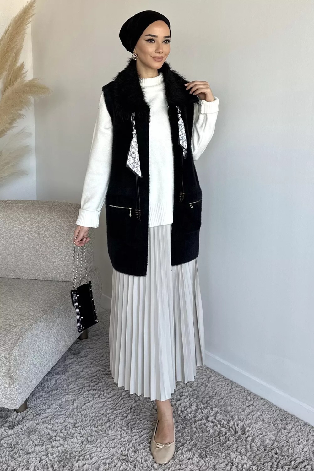Julude Gülseli Peluş Detaylı Fular Aksesuarlı Çift Cepli Tesettür Triko Yelek P-00019688 görsel 2