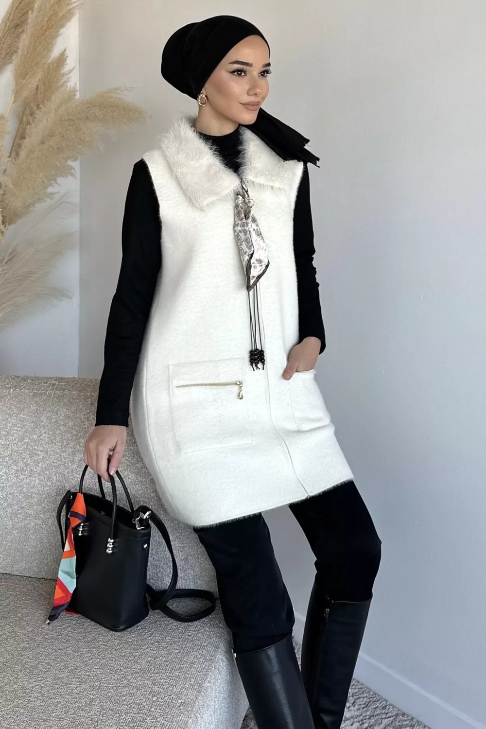 Julude Gülseli Peluş Detaylı Fular Aksesuarlı Çift Cepli Tesettür Triko Yelek P-00019688 görsel 5
