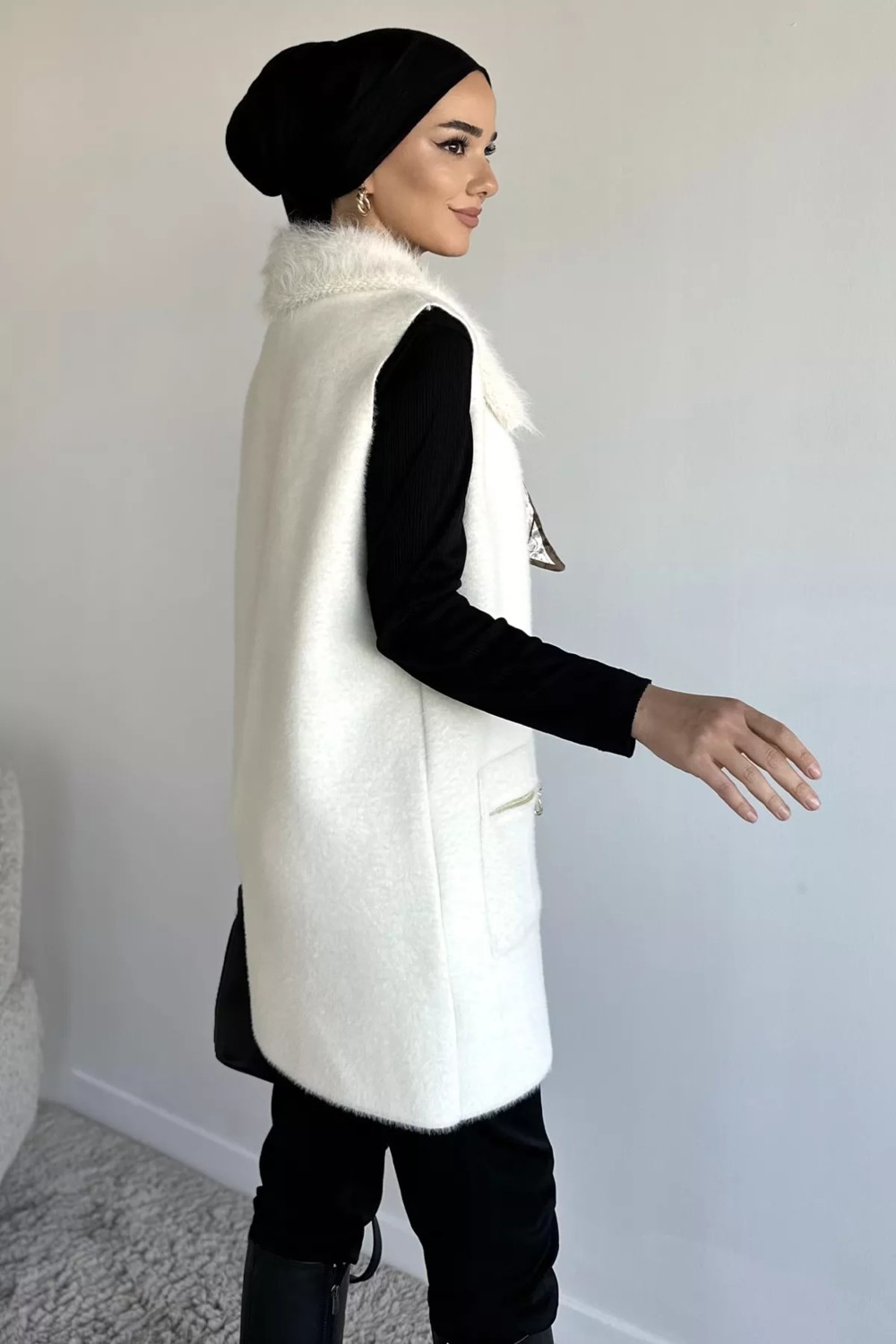 Julude Gülseli Peluş Detaylı Fular Aksesuarlı Çift Cepli Tesettür Triko Yelek P-00019688 görsel 8