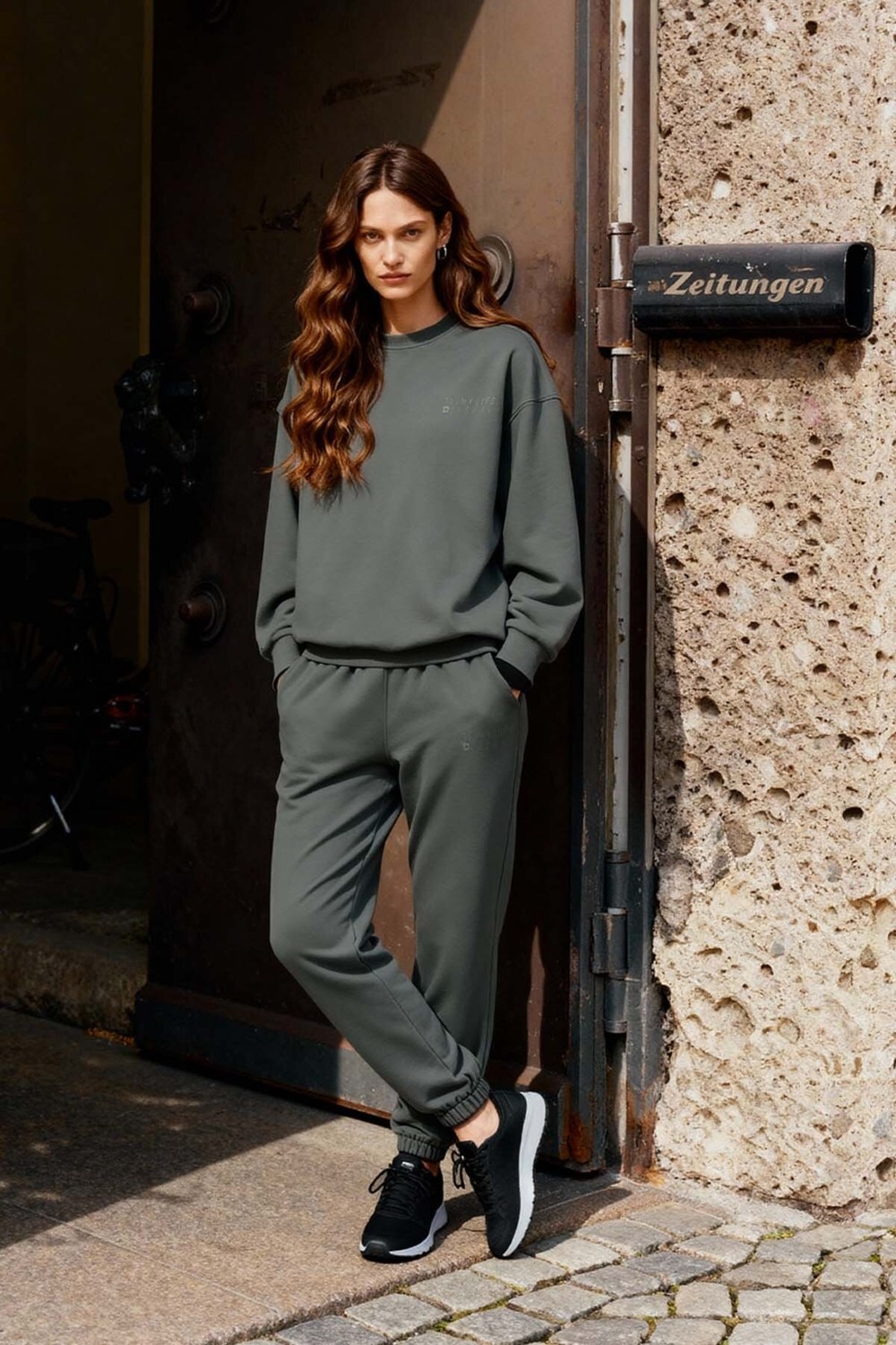 Tommy Life Siyah Basic Pamuklu O Yaka Rahat Form Lastik Paça Kadın Eşofman Takım - 95287