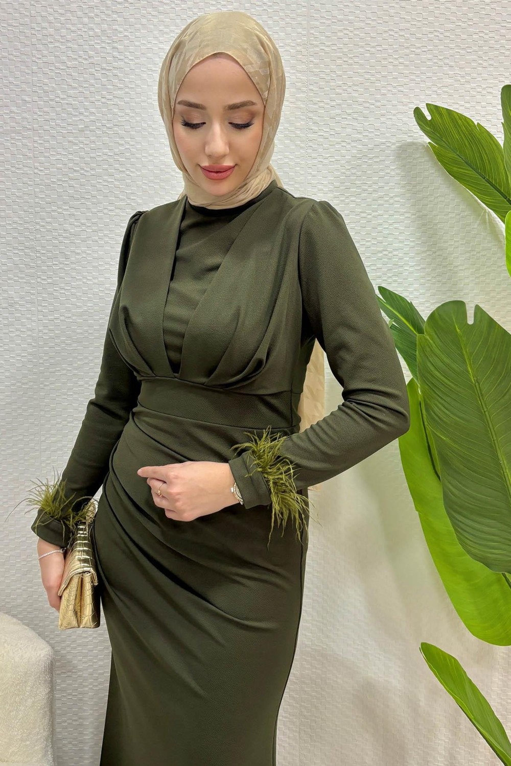 Tesettür Diyarı Krep Kumaş Kolları Tüy Detaylı Abiye-Bej görsel 5