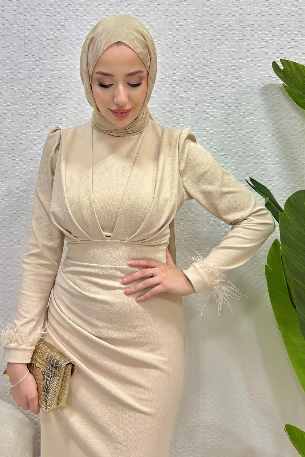 Tesettür Diyarı Krep Kumaş Kolları Tüy Detaylı Abiye-Bej görsel 8