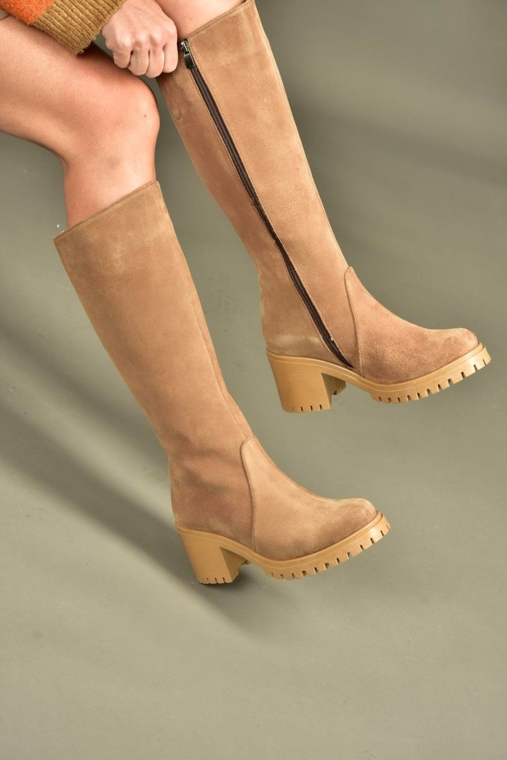 Fox Shoes Kadın Taba/Kahverengi Deri Süet Kalın Topuklu Çizme Günlük Kullanım İçin Şık Tasarım