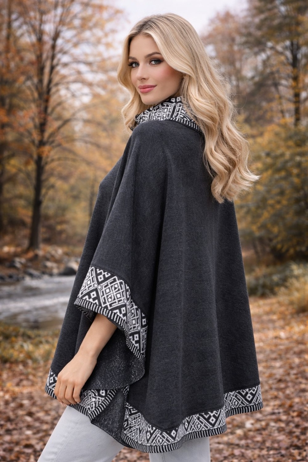 Fresh Moda Kadın Siyah Beyaz Devrik Yakalı Desenli Geniş Kalıp Dökümlü Panço görsel 5
