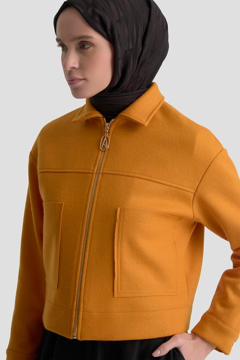 Armine Trend Boydan Fermuarlı Cep Detaylı Kısa Ceket Hardal 25KT517 görsel 4