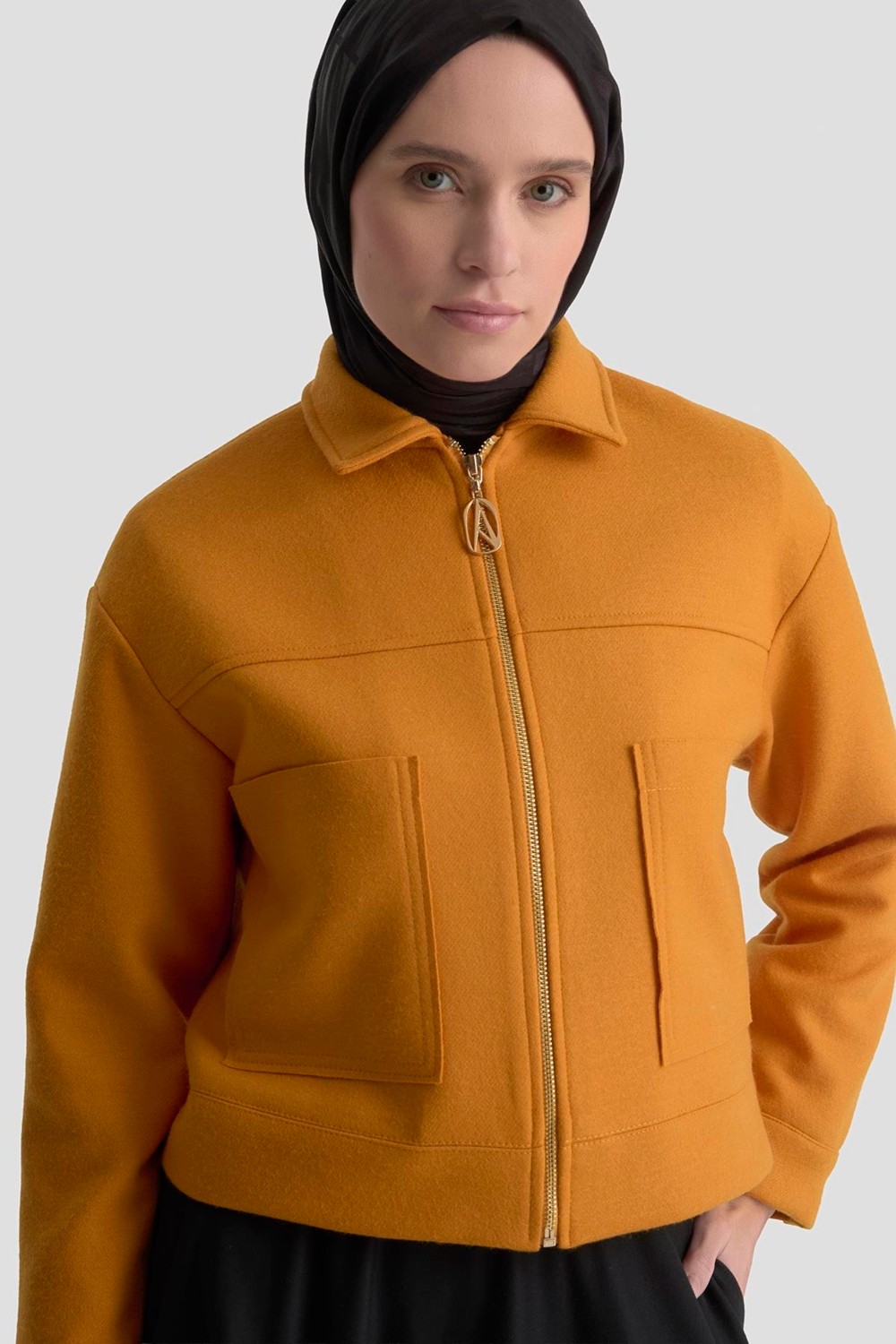 Armine Trend Boydan Fermuarlı Cep Detaylı Kısa Ceket Hardal 25KT517 görsel 5