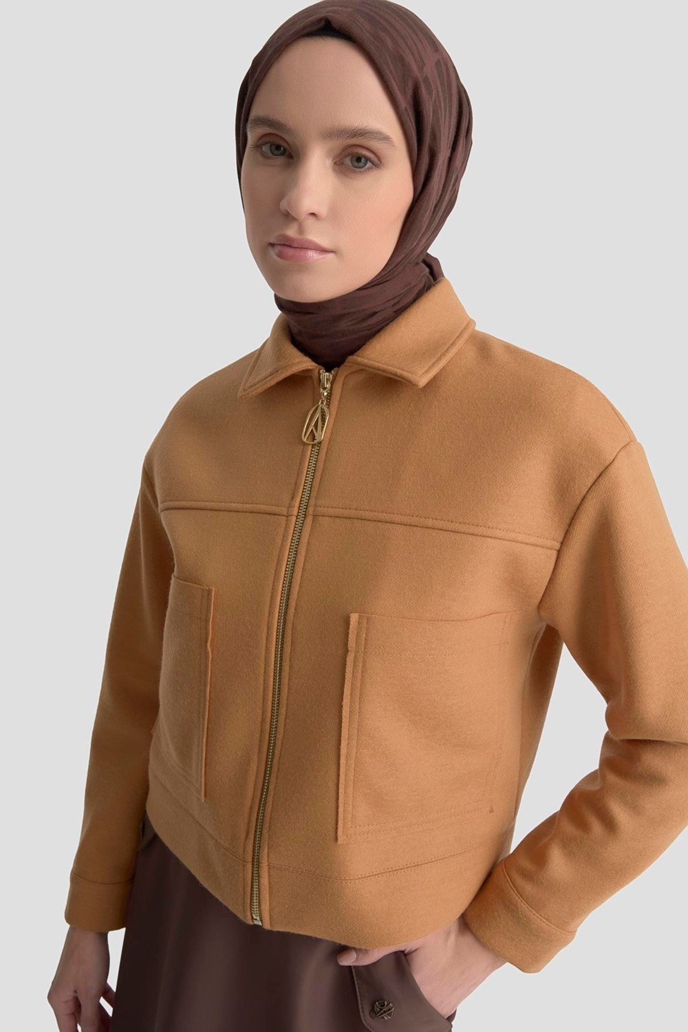 Armine Trend Boydan Fermuarlı Cep Detaylı Kısa Ceket Camel 25KT517 görsel 2