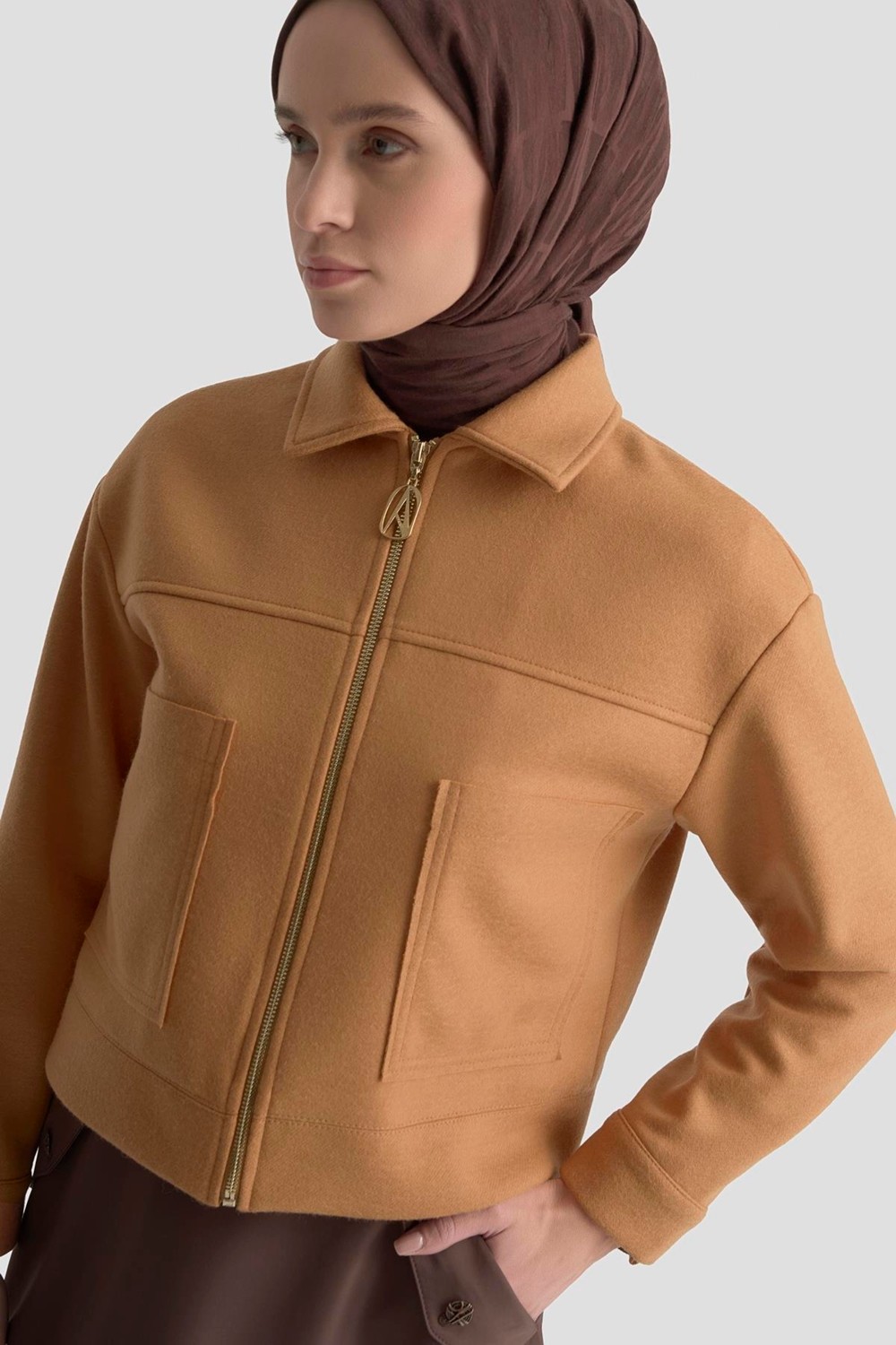 Armine Trend Boydan Fermuarlı Cep Detaylı Kısa Ceket Camel 25KT517 görsel 4