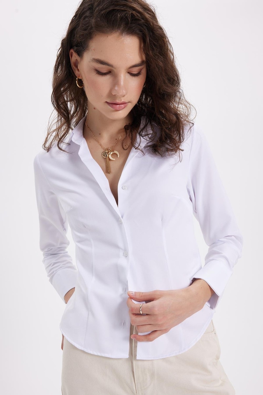 Tudors Kadın Slim Fit Dar Kesim Pensli Vucüda Oturan Uzun Manşet Beyaz Gömlek görsel 2
