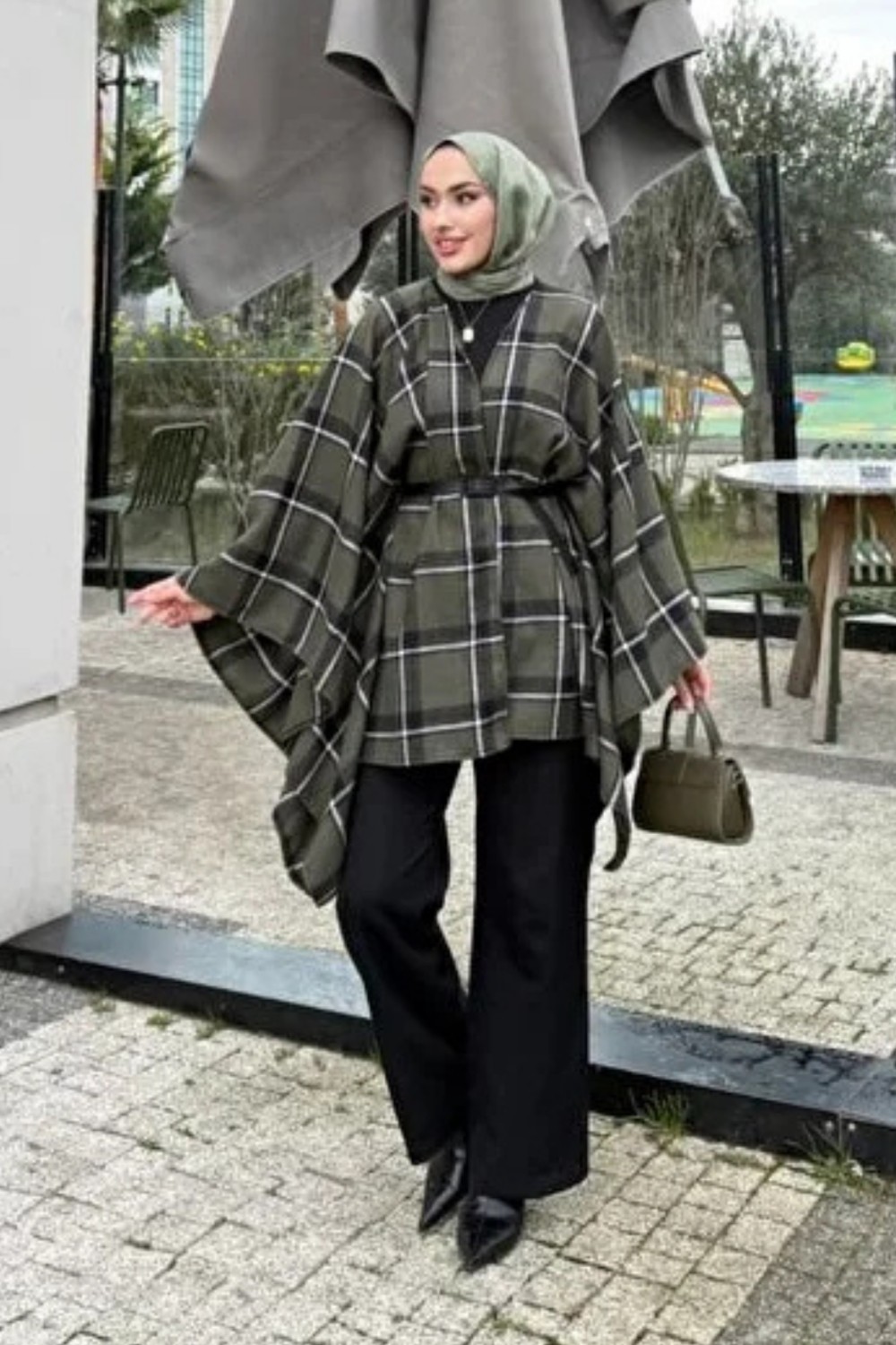 Tesettür Diyarı Soyut Desen Loren Kemerli Kaşe Panço- Bordo Standart (36-42 Uyumlu) görsel 3
