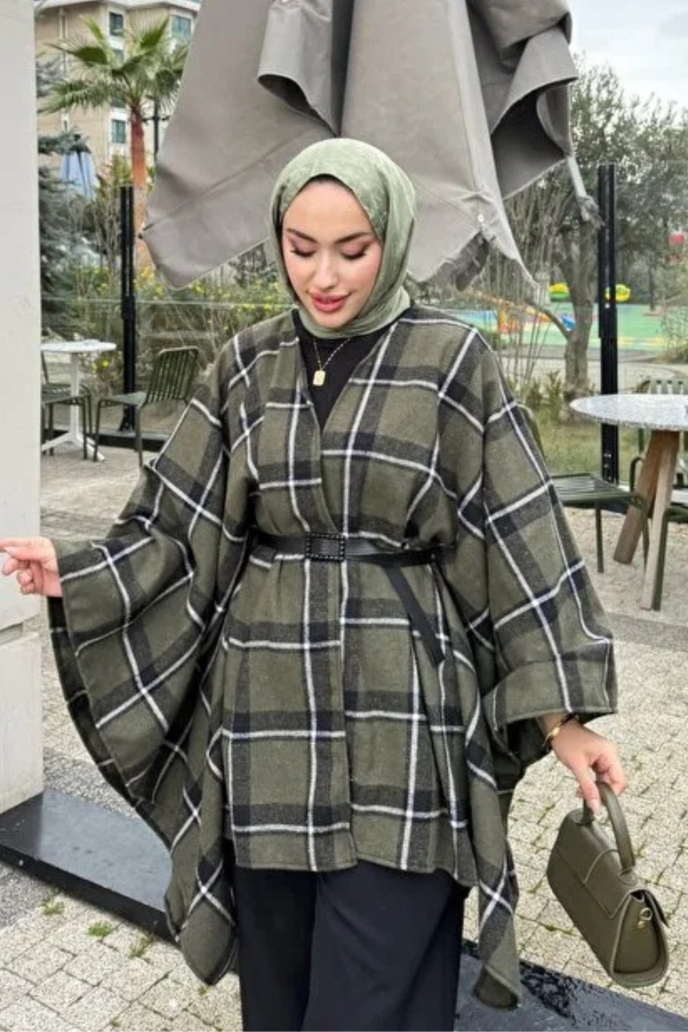 Tesettür Diyarı Soyut Desen Loren Kemerli Kaşe Panço- Bordo Standart (36-42 Uyumlu) görsel 4