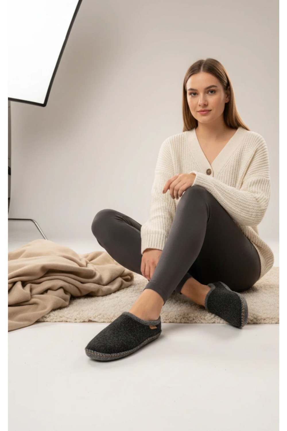 Gezer Unisex Kışlık Keçe Sessiz Rahat Taban Ev Halı Misafir Terliği görsel 3