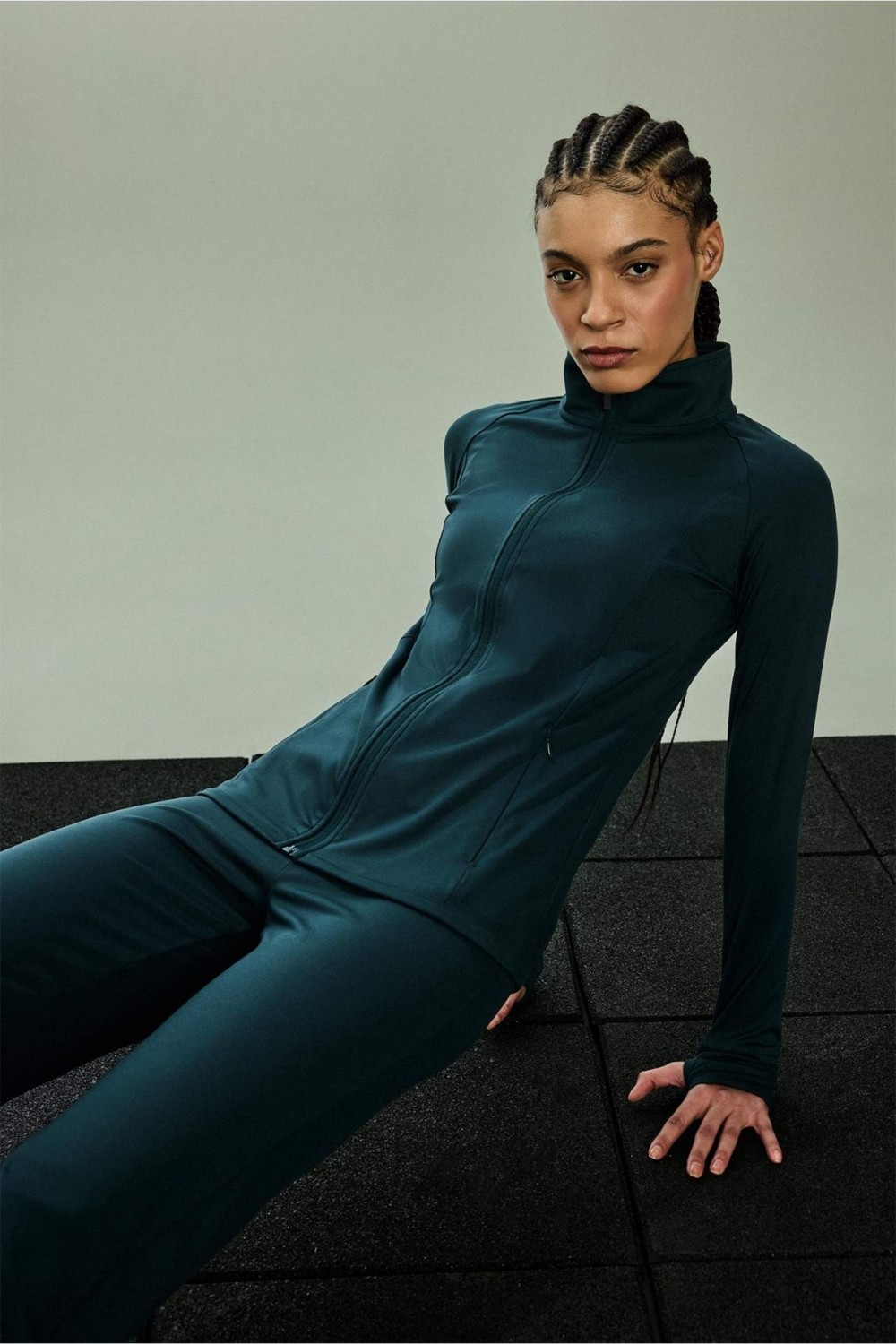 DeFacto Esnek Kumaş Fitted Vücuda Oturan Ultra Soft Dik Yaka Çift Cepli Parmak Detaylı Fermuarlı Spor Hırka B3985AX26SP