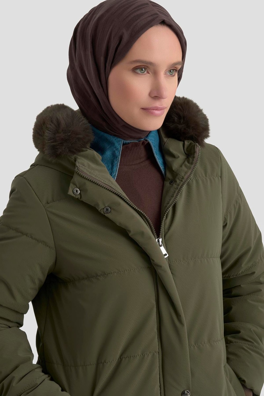 Armine Trend Boydan Fermuarlı Yanları Fermuar Detaylı Kapüşonu Kürklü Mont Haki 25KT744 görsel 3